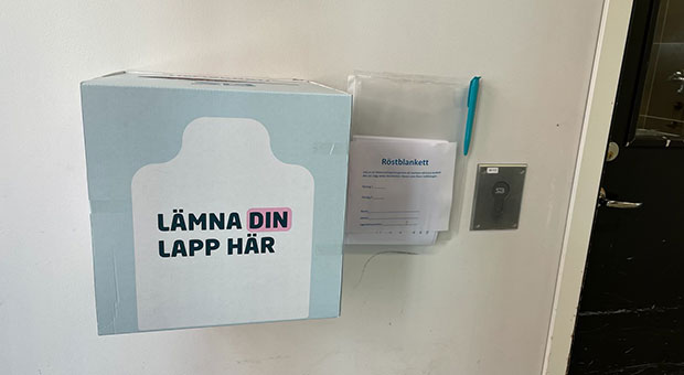 En röstningslåda satt uppe i tvättstugan.