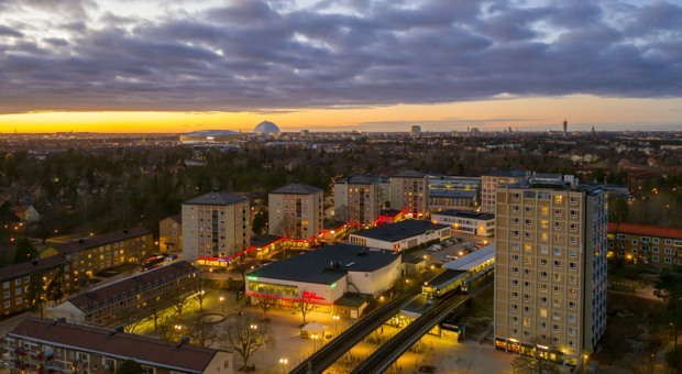 Flygbild över Kärrtorps centrum by night.